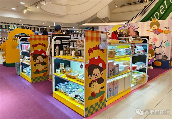 香港萬圣狂歡 Monchhichi萌趣萬圣節(jié) × 療愈秋期間限定店，打造奇幻家居體驗